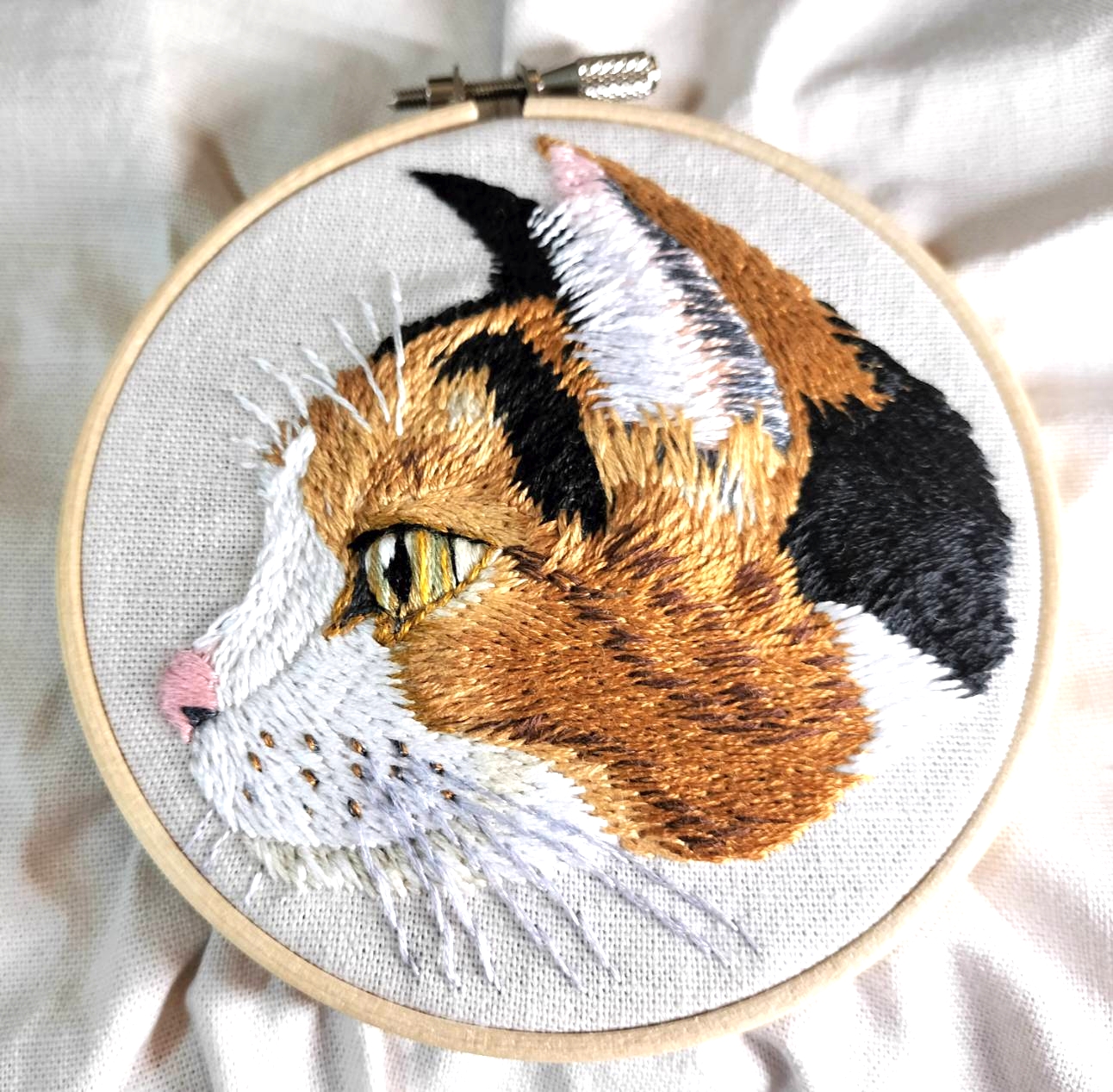 三毛猫をモチーフにしたMewMuseの刺繍作品