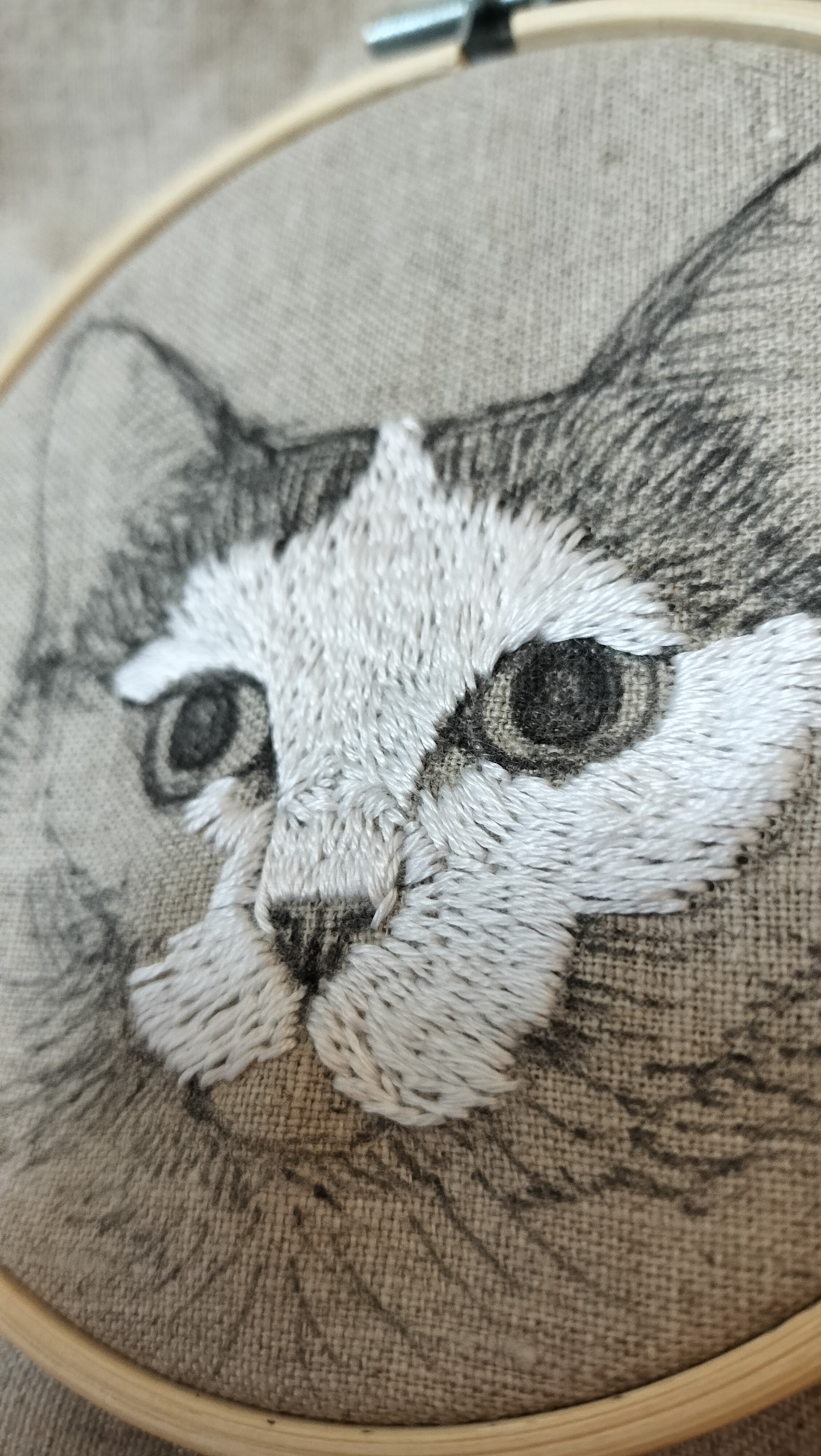 タキシード作品の刺繍制作中の様子